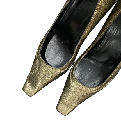 GUCCI GOLD HORSE BIT PUMPS